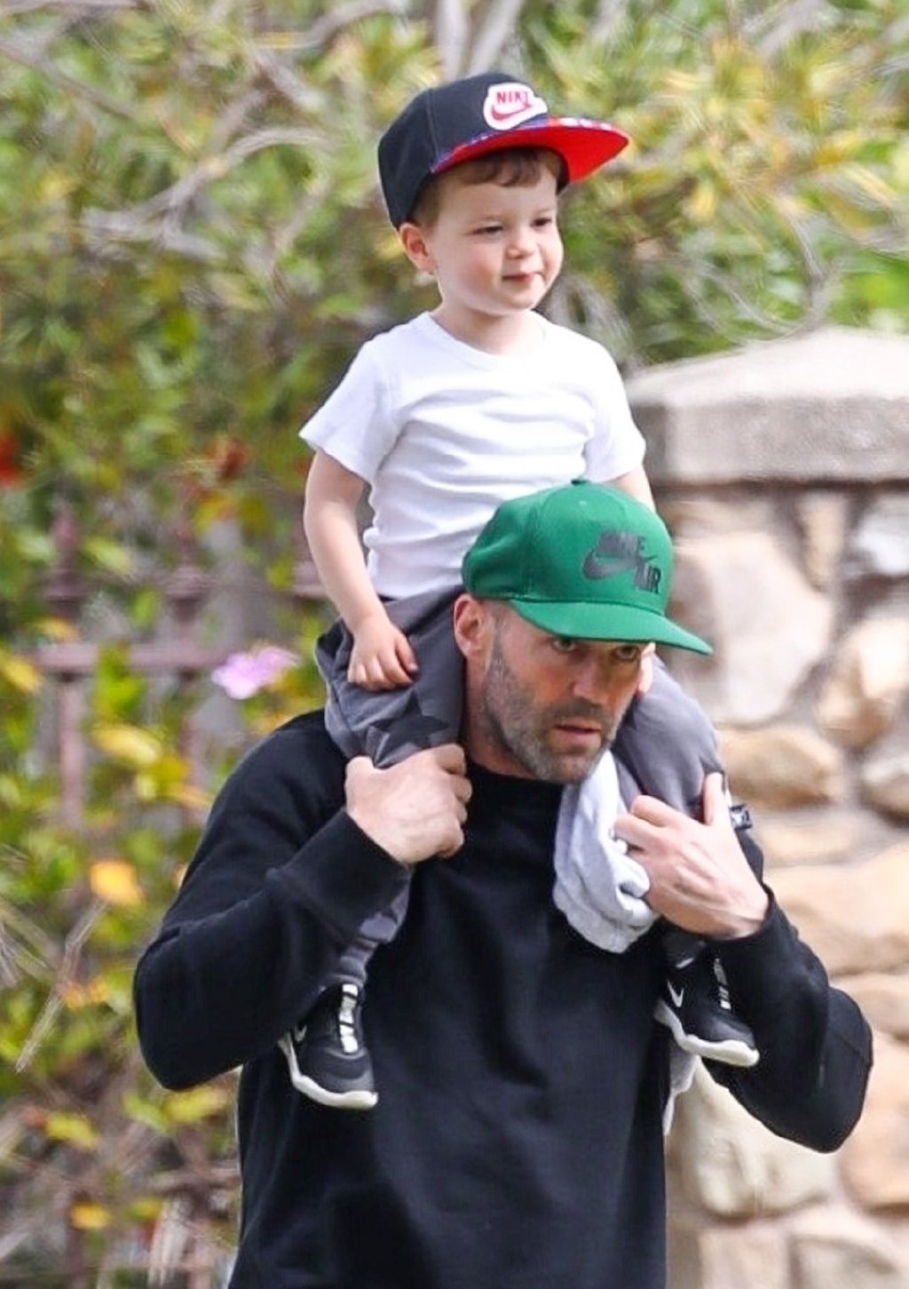 "全球最帅光头"杰森·斯坦森溜娃,3岁小儿子颜值超正太