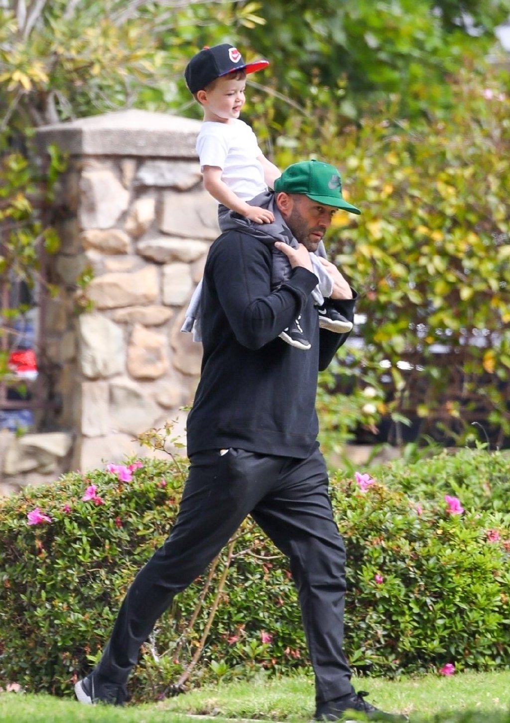 "全球最帅光头"杰森·斯坦森溜娃,3岁小儿子颜值超正太