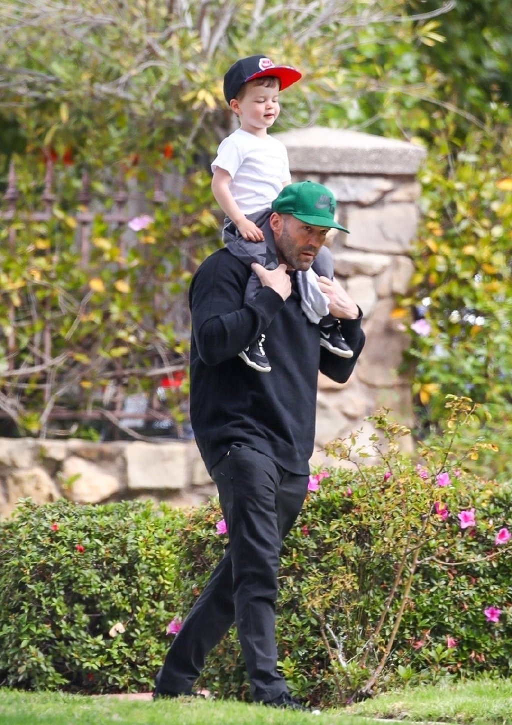 "全球最帅光头"杰森·斯坦森溜娃,3岁小儿子颜值超正太