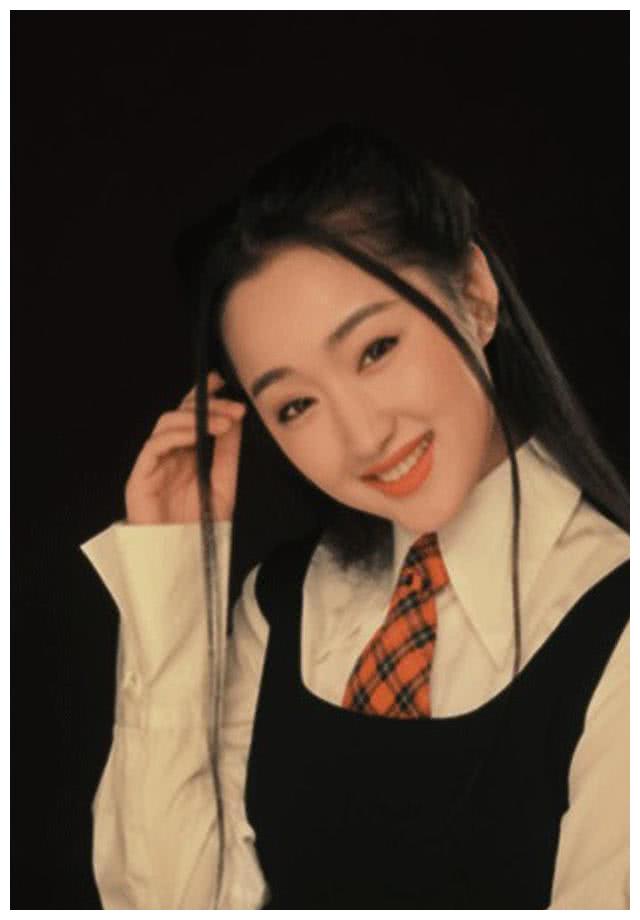 年轻的杨钰莹有多美?第一次登央视舞台,编播人员被其美貌吓到