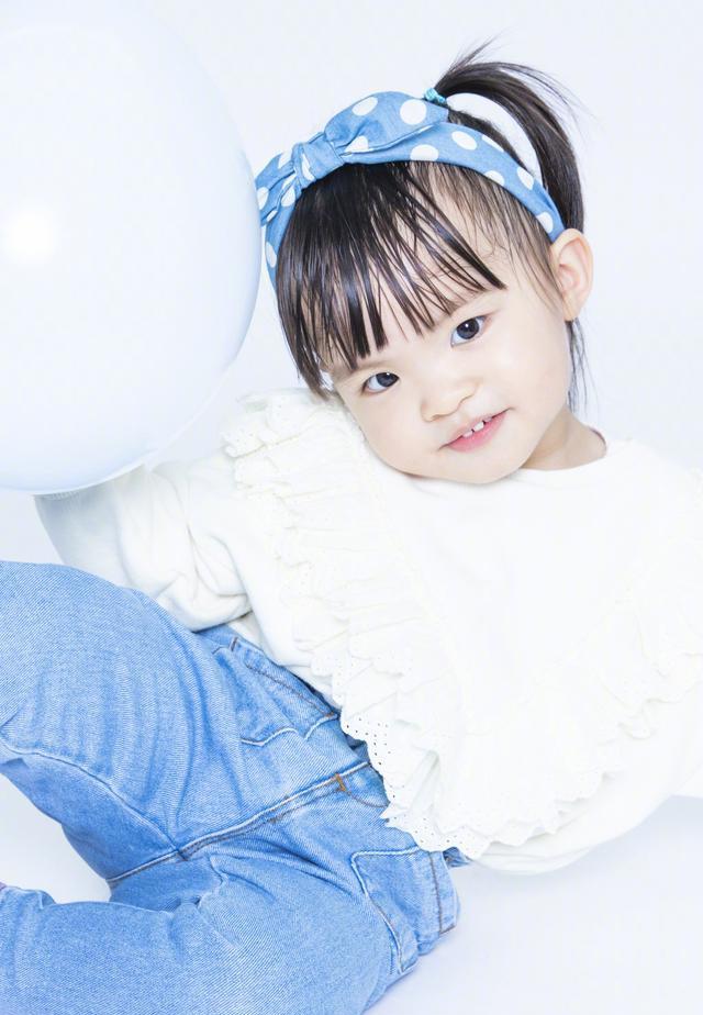 熊黛林双胞胎女儿颜值差异太大!两姐妹穿姐妹装拍写真时髦又可爱