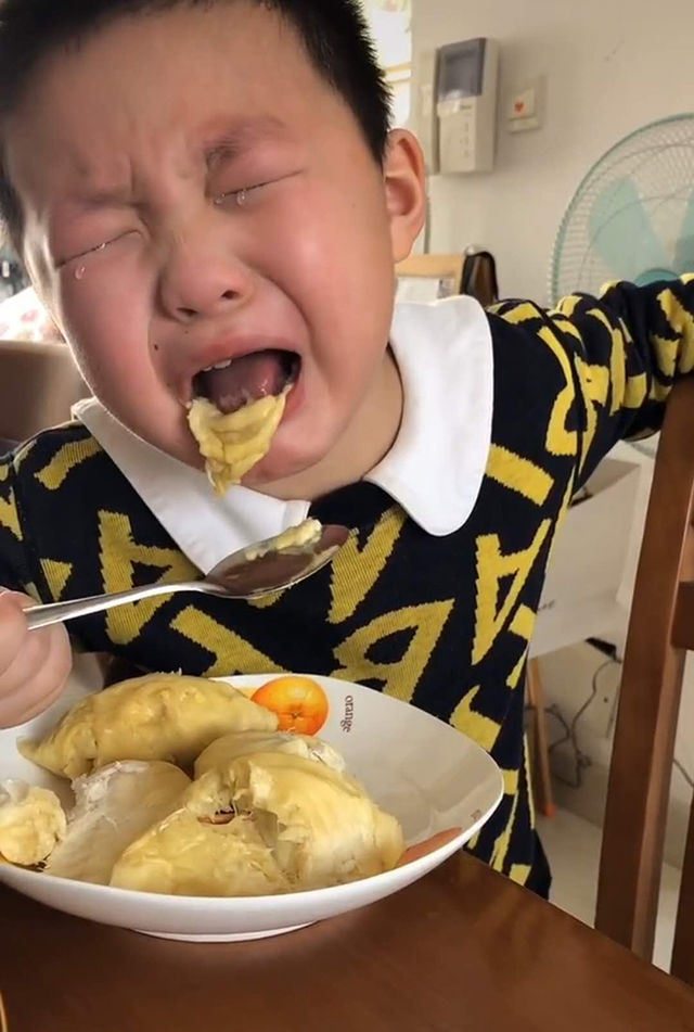 妈妈"强迫"儿子吃榴莲,儿子声泪俱下,难以下咽的模样让人心疼