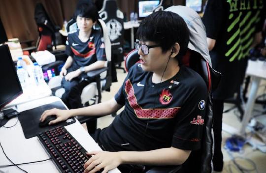 金贡直播谈船长皮肤：有点美中不足！铁粉一条弹幕把贡子哥逗笑了