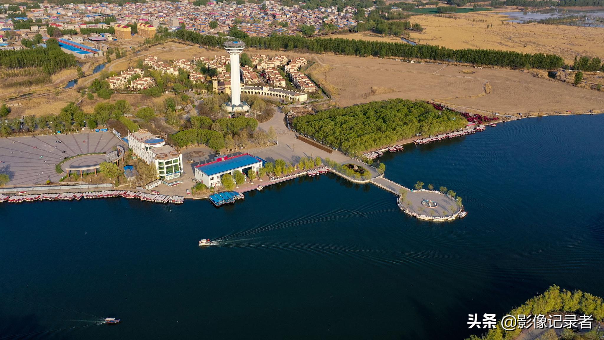航拍雄安白洋淀码头比邻三面环水别墅群空中俯瞰美轮美奂