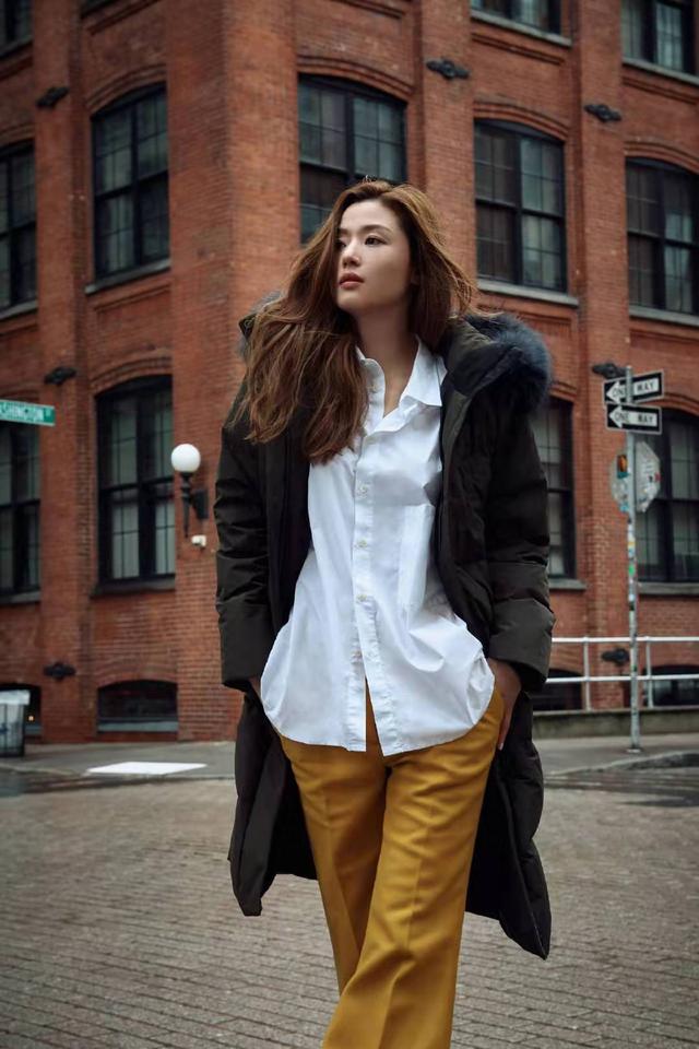 38岁全智贤不愧是"国民女神",基础款穿出大气场,这气质太飒了