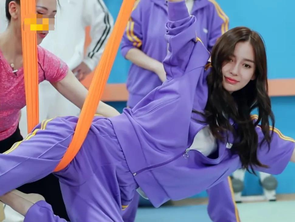 baby学习空中瑜伽当她做出和瑜伽老师一样的动作绝美