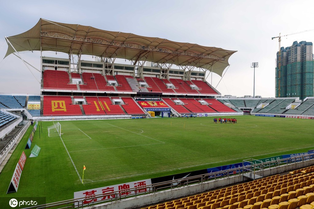 成都龙泉驿足球场,容纳人数:4.