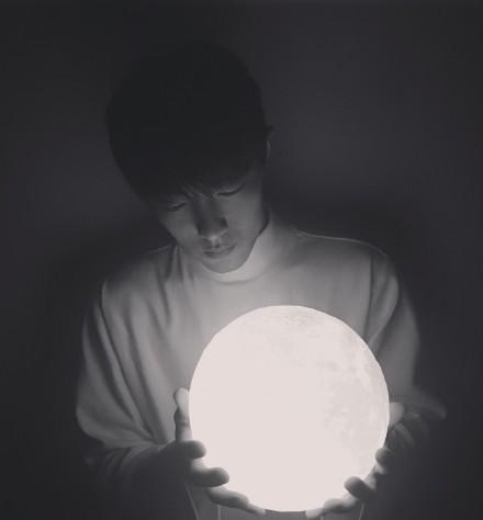 肖战更新手绘一则,钓月亮的小王子,和肖战一起来触碰美好吧!