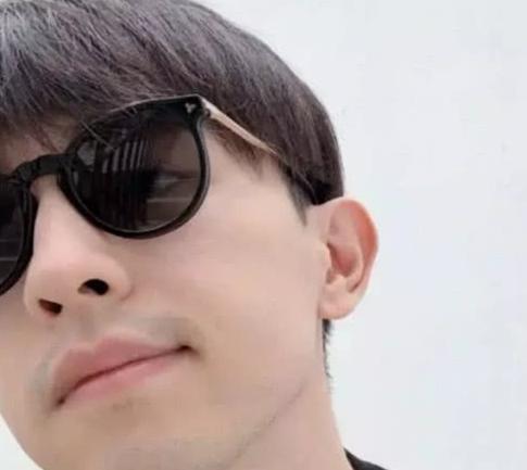 邓伦的素颜爱了,虽然毛孔粗大,但是难掩帅气
