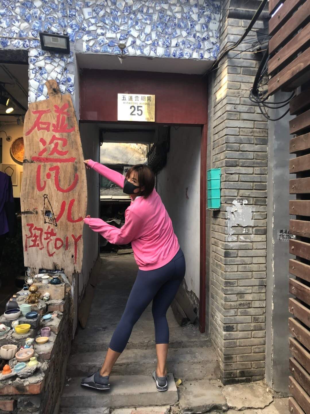 女排最美臀部曾春蕾紧身裤出行,前凸后翘太诱惑,网友:不雅观!