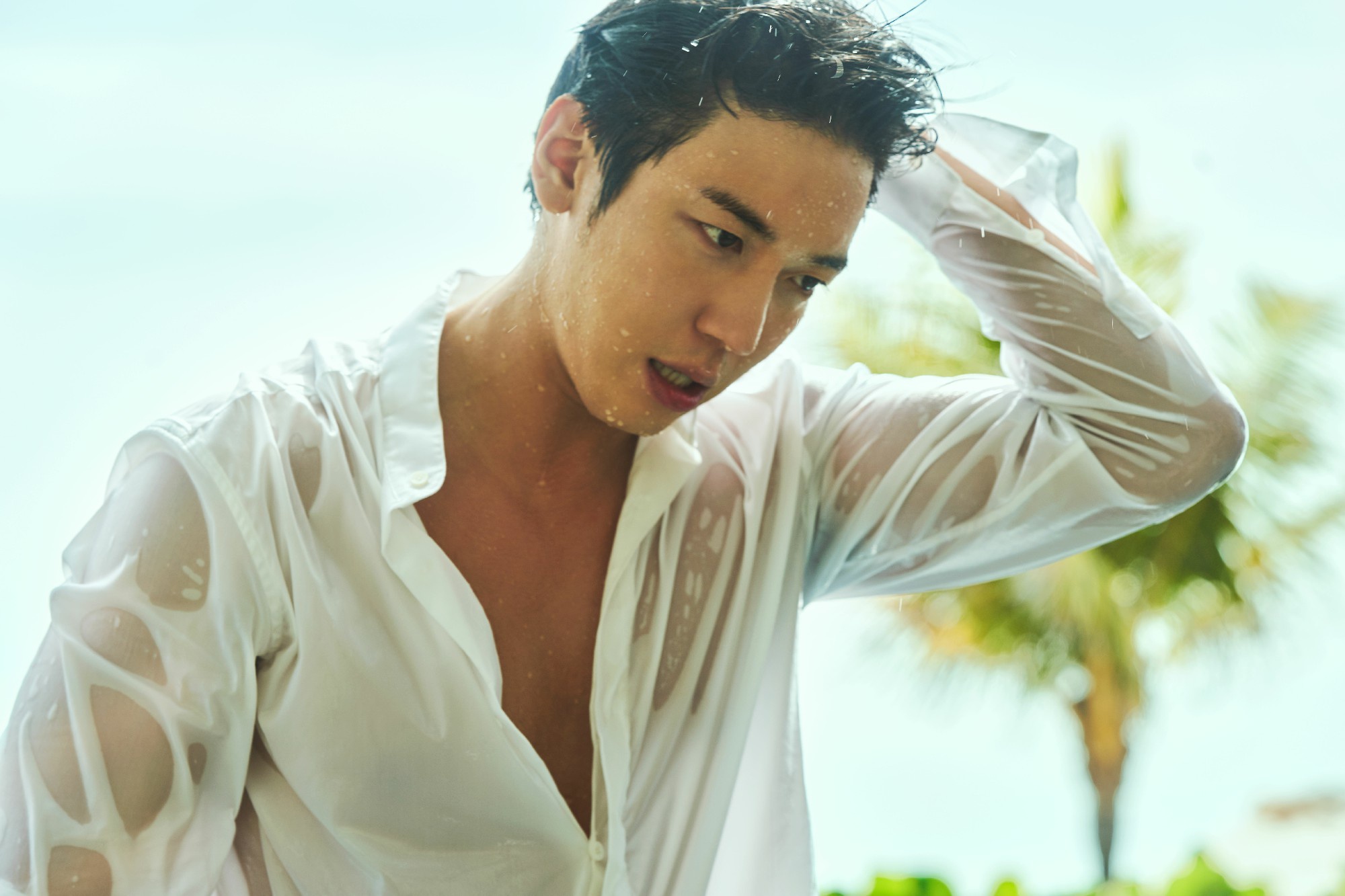 郑容和全新写真集《蓝》一直娱独家上线 泳池造型男友力爆棚