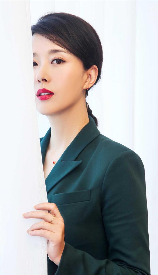 颜丹晨太敢穿了,穿绿色连体裤干练潇洒,展现出自己的成熟魅力