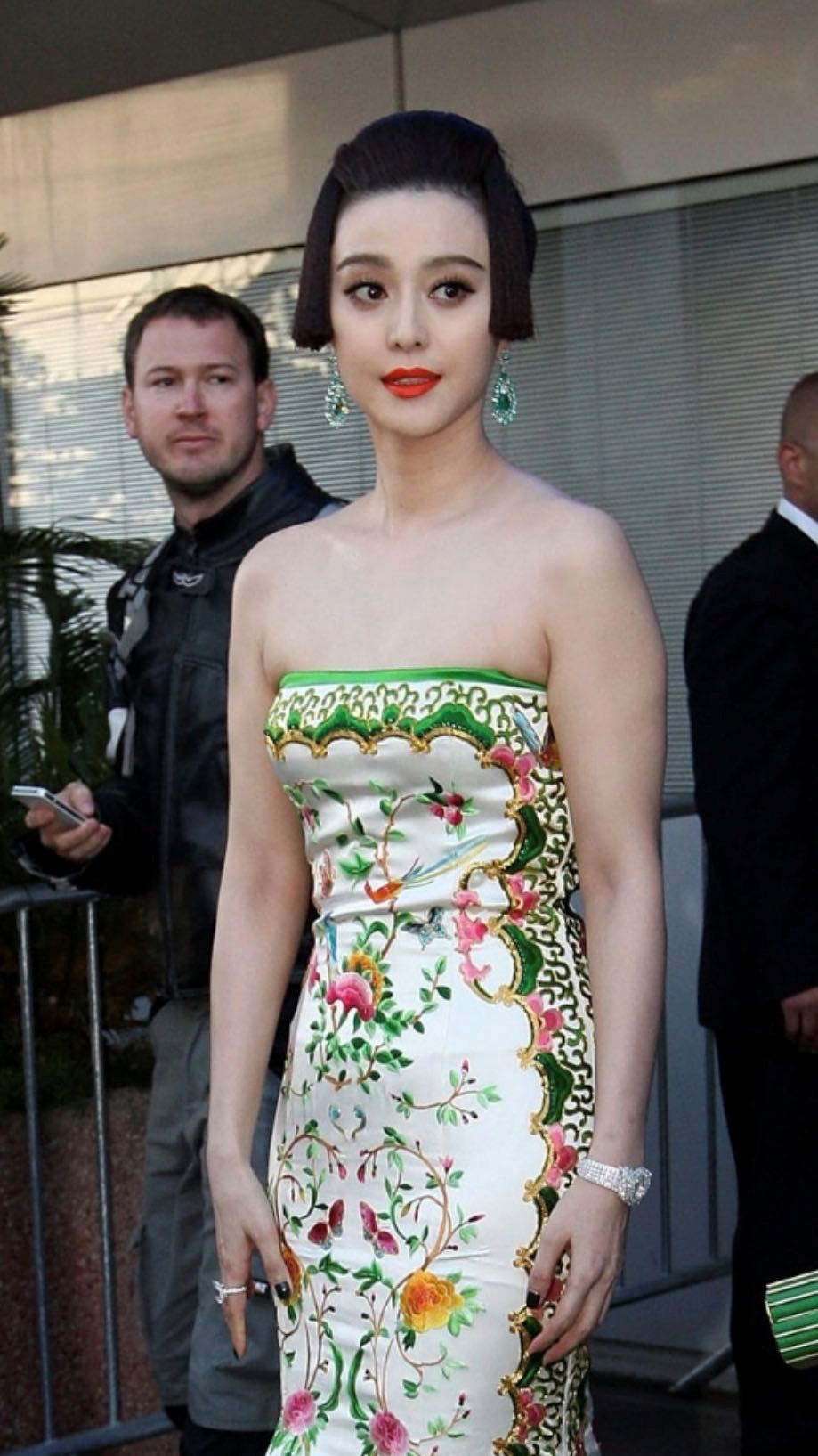 范冰冰果然倾国倾城一袭白色刺绣抹胸裙性感高级美艳不可方物