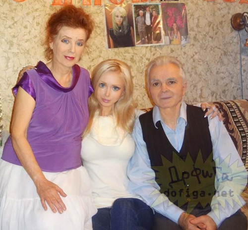 奇葩的芭比家庭,为容貌一致,全家祖孙三代都整成芭比娃娃