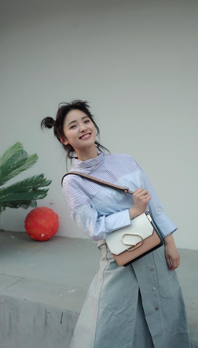 沈月太适合粉色了,配泡泡袖上衣扎双丸子头,这模样能有18岁?