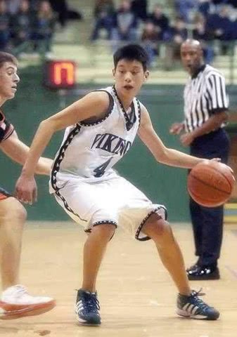 高中时期的威少同样也是高中生中偏矮的那个,这个时候威少的身高在172