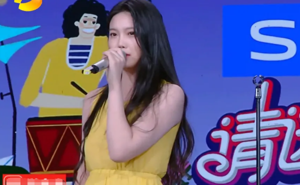 李熙凝上《快本》,不受淡黄的长裙影响,自我介绍很霸气