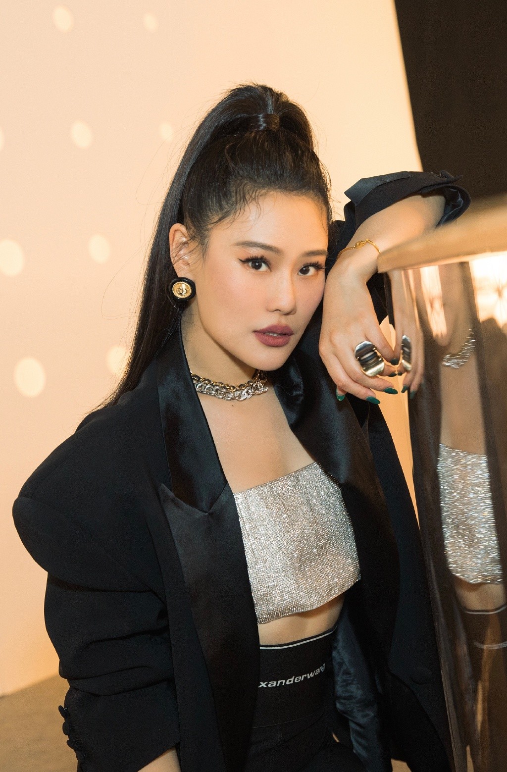 舞台上的袁娅维太飒了男友风西装配亮片抹胸绑高马尾利落霸气