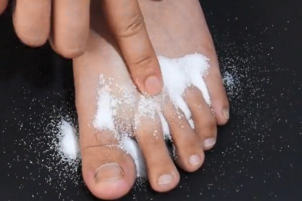 把食盐抹在脚上真厉害,抹一抹能省下几十元,现在知道还不晚