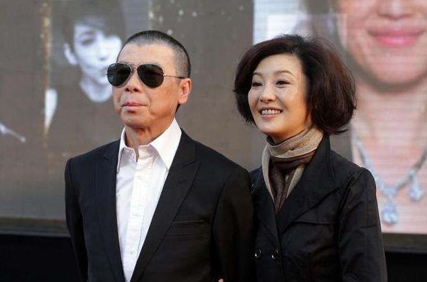 她因丈夫去世不嫁,葛优帮她养儿子,冯小刚帮她清欠款,今成富婆|张秋芳