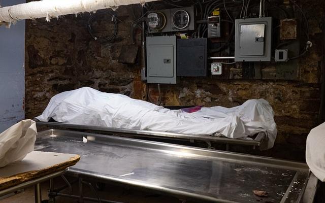 纽约丧葬任务异常艰巨,死者被尸袋棺材和床单包裹,难以安葬