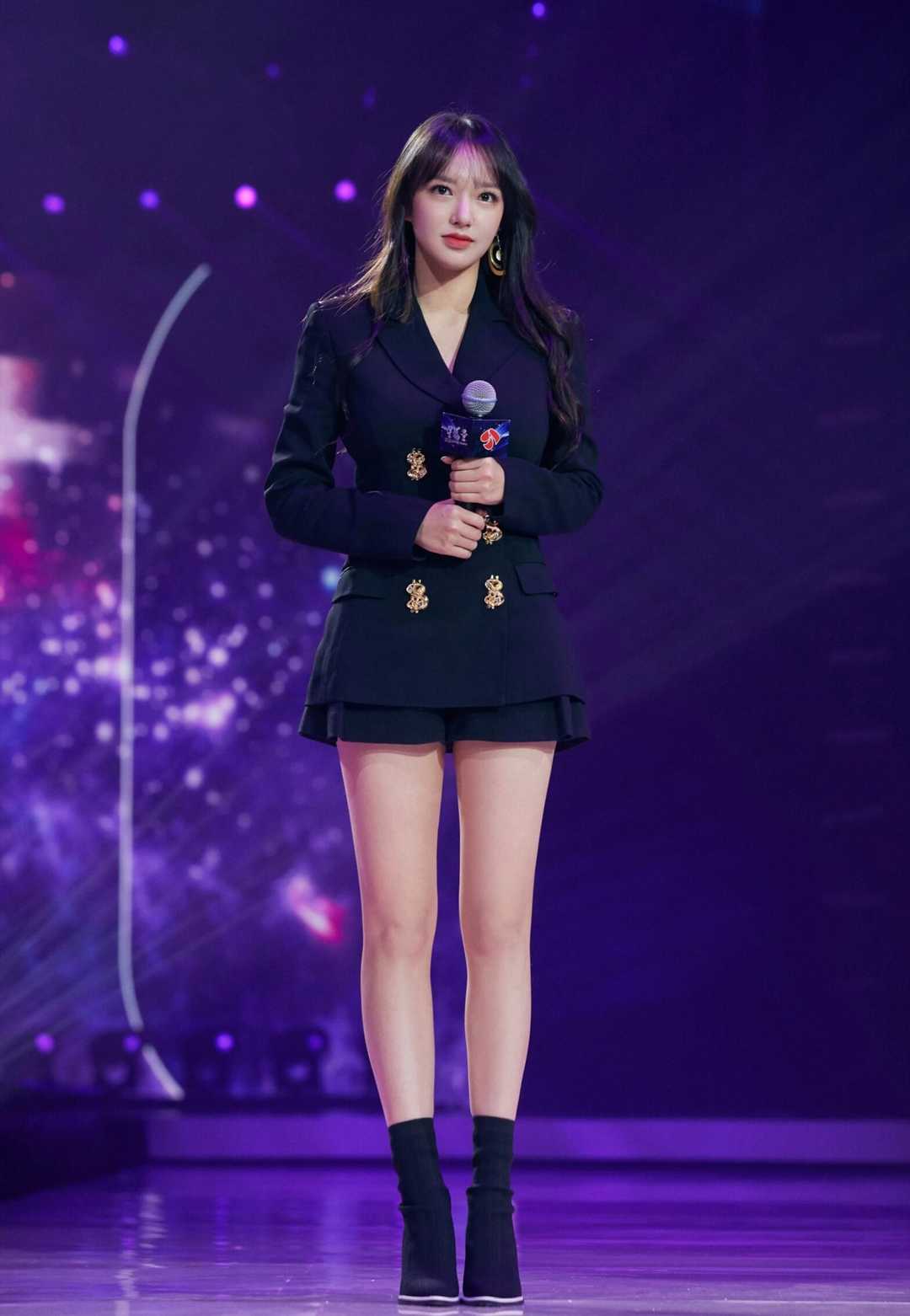 黑色西装外套干练知性,长腿实力抢镜