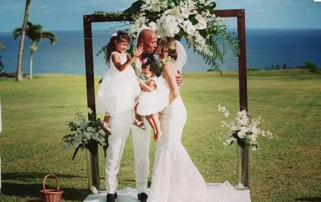 吉娅( tiana gia)迎来了两岁生日,巨石强森与妻子劳伦·哈希安(lauren