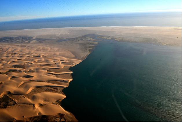 全球最大半岛阿拉伯半岛明明三面环海却全是沙漠原因是什么