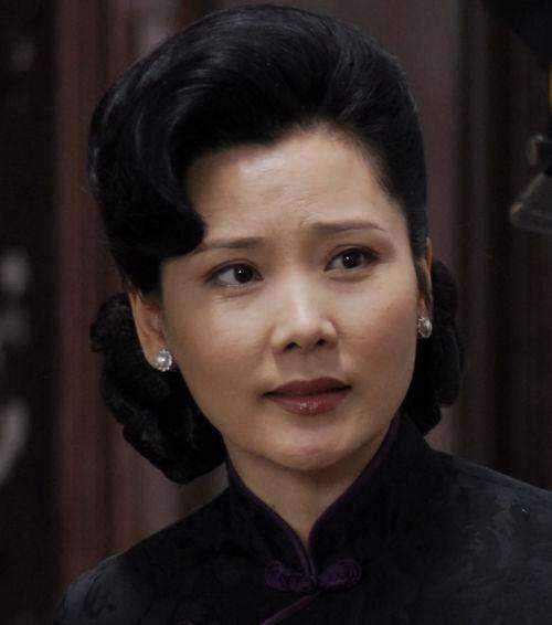 何赛飞年轻时美爆了老公是初恋结婚30年无绯闻