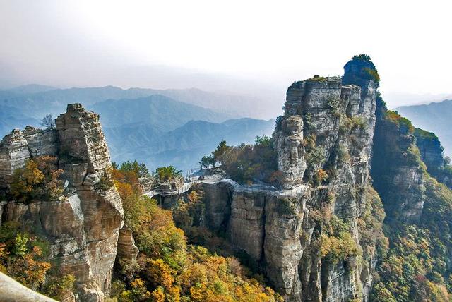 河北被埋没的山峰,有国内最长,最高,最宽的玻璃栈道,还是5a