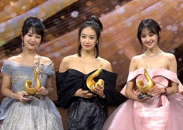 杨紫跟谁合影都很开心,只有和她们合照"冷漠脸",却反被心疼!