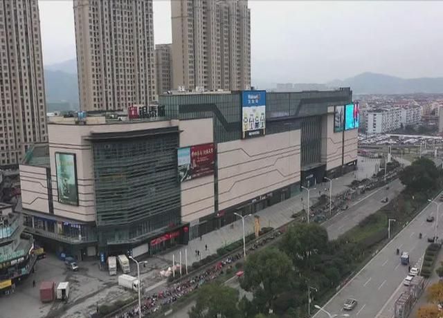 近年来,苍南县城银泰城路段交通拥堵问题备受广大群众关注.