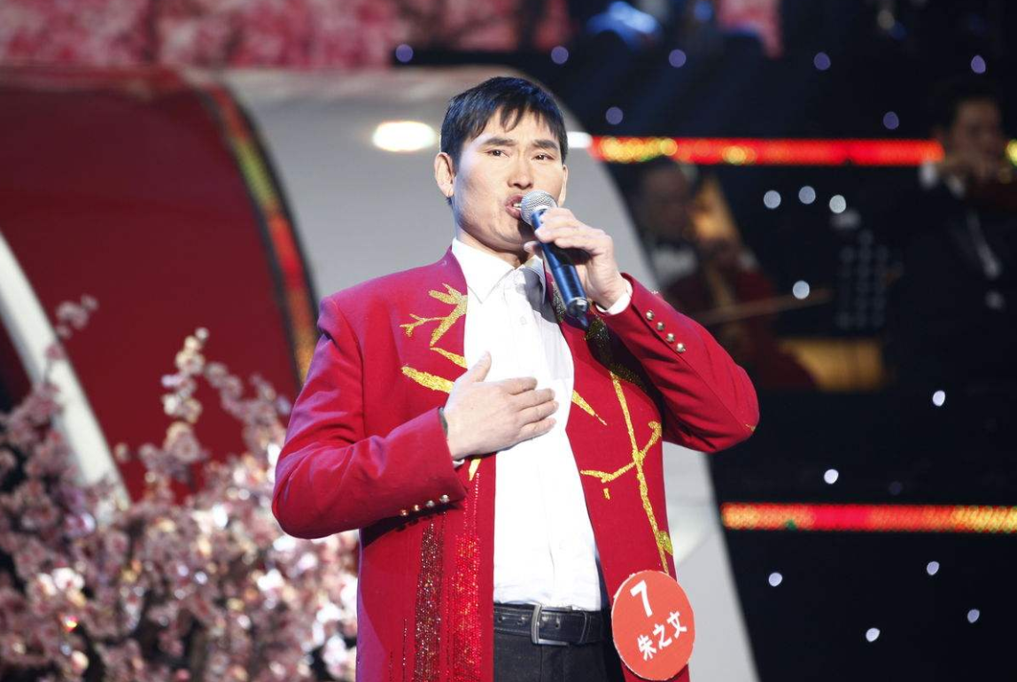 近日,大衣哥朱之文被踹门一事上了各大平台热搜,也引发了网友们的广泛