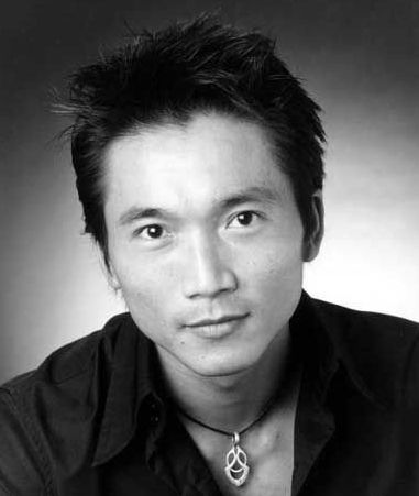 他曾是一代武星,逼51岁高龄的妻子生女儿,今51岁成人生赢家!