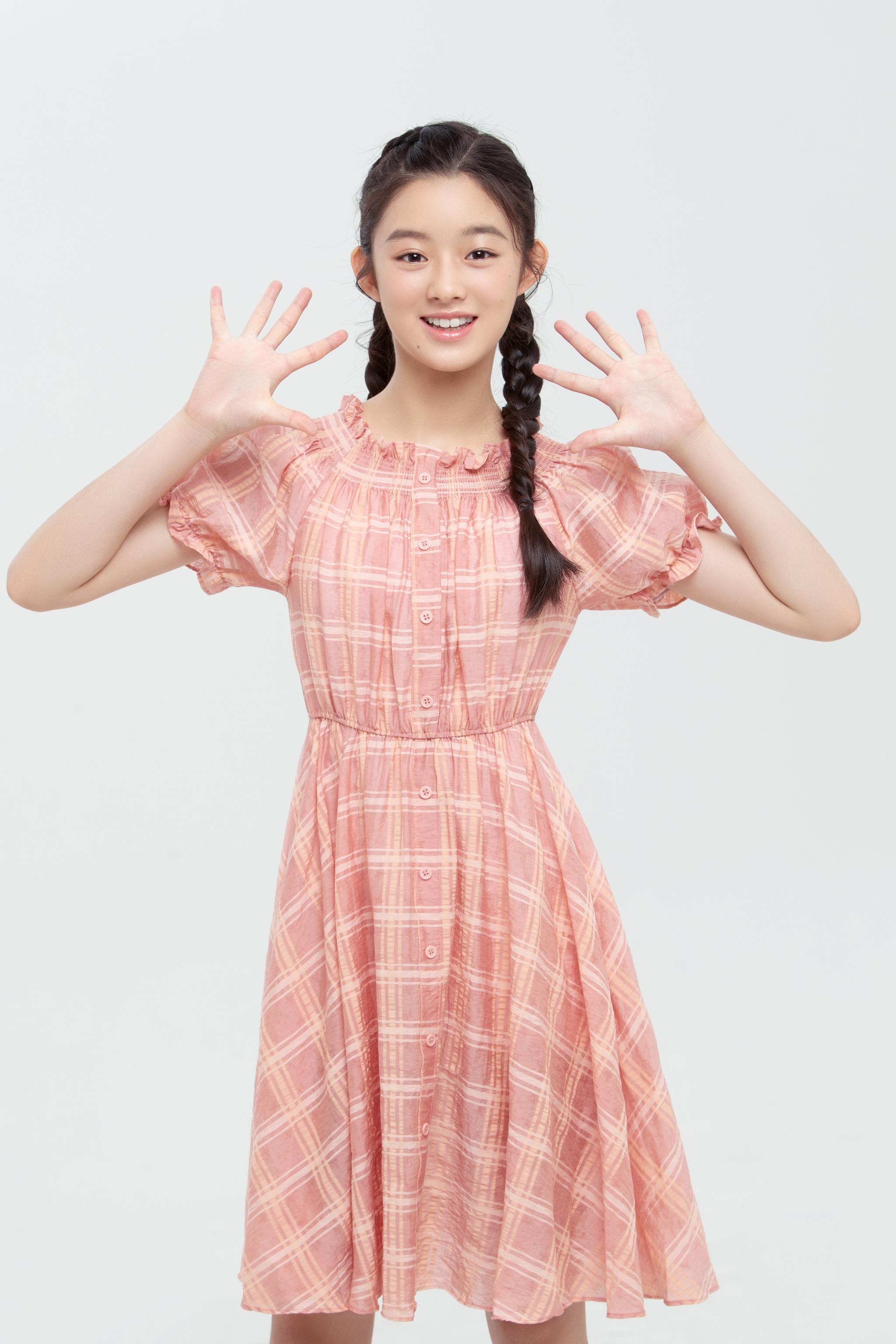 在一众年轻的演员中间,小演员黄杨钿甜凭借着灵动的表演,为观众塑造了