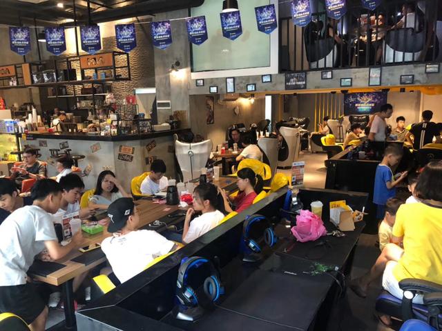 电竞风口下的网咖,手游馆:在线下编织线上的故事