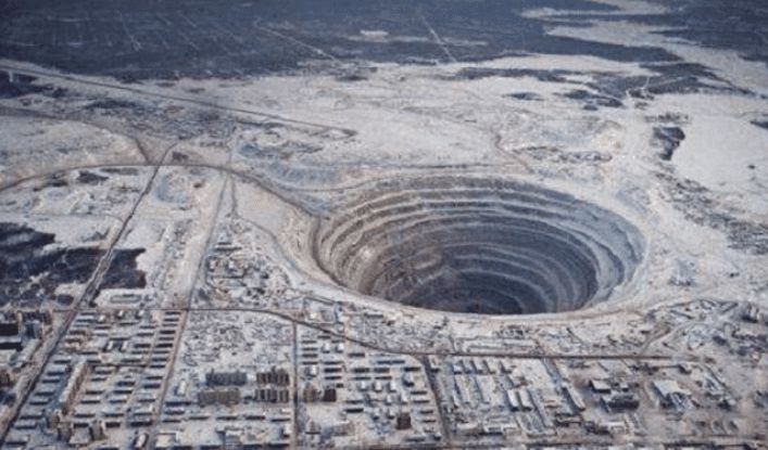 地心的深处有什么?人类为何不挖下去?科学家:下面是另一个世界