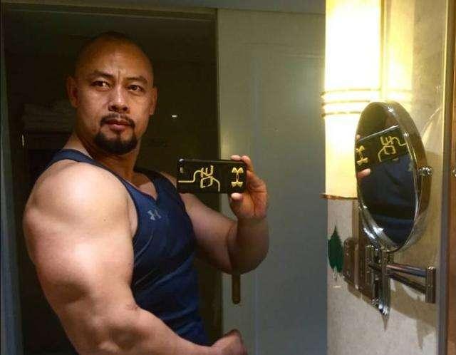 鲁智深晋松曾是运动员出身47岁依然身材健硕