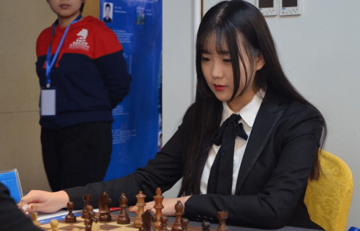 国际象棋界女神袁烨,19岁身高超1米8,高颜值大长腿引人瞩目