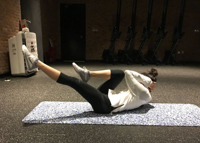 蒋依依在家坚持运动,当她做"平板支撑"那一刻,才知19岁身材好