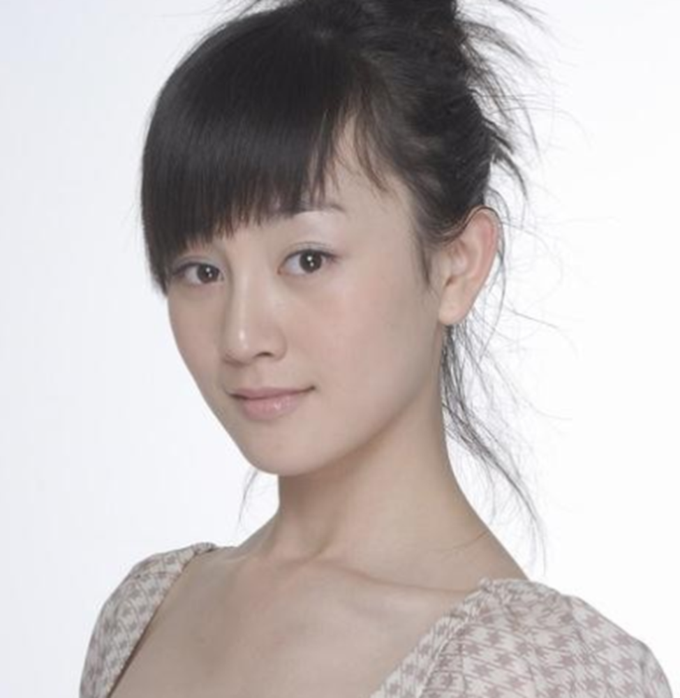 当红女明星的早期出道照:杨幂早期青涩,张檬早期惊艳,戚薇爱了