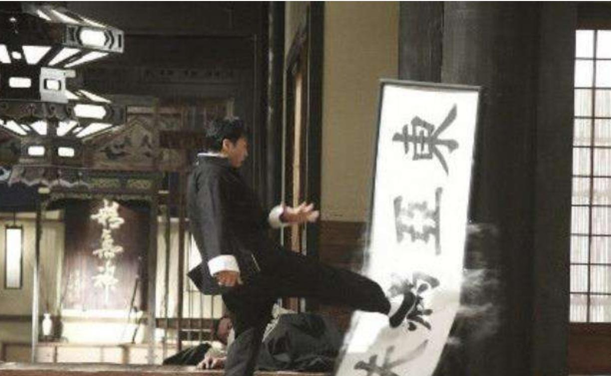 李诞老婆黑尾酱家挂东亚病夫牌匾宣称我本是东京人何为