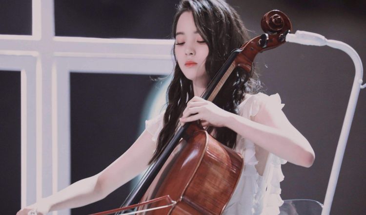 欧阳娜娜唱《惊雷》获4567万人次观看,网友:想蹭杨坤热度?