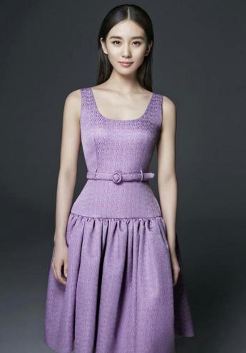 刘亦菲小姐姐因这张自拍照而上了热搜,故而她的私服也饱受大家的关注