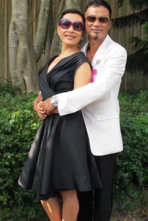 陈冲与任达华罕见合体,陈冲尽显优雅淑女范,网友:她保养得太好