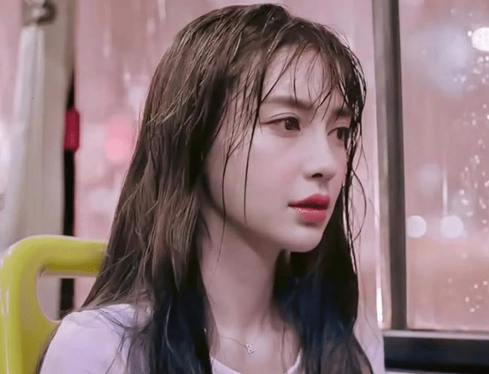 也有过淋雨的镜头,在她淋雨后坐上公交车,头发上和脸上还有滑落的雨滴