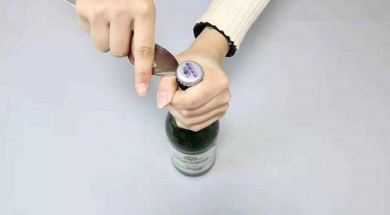 今天才发现,啤酒瓶盖有个小"机关",女孩的手一拧就开,厉害了