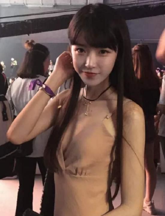 那个小时候被众人,喜欢的剪刀手女孩还记得吗?如今比以前还美