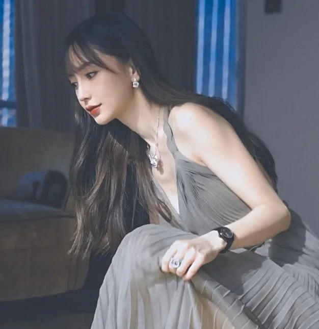 杨颖录节目,不小心露出了纹身图案,她抬起胳膊时,粉丝不淡定了