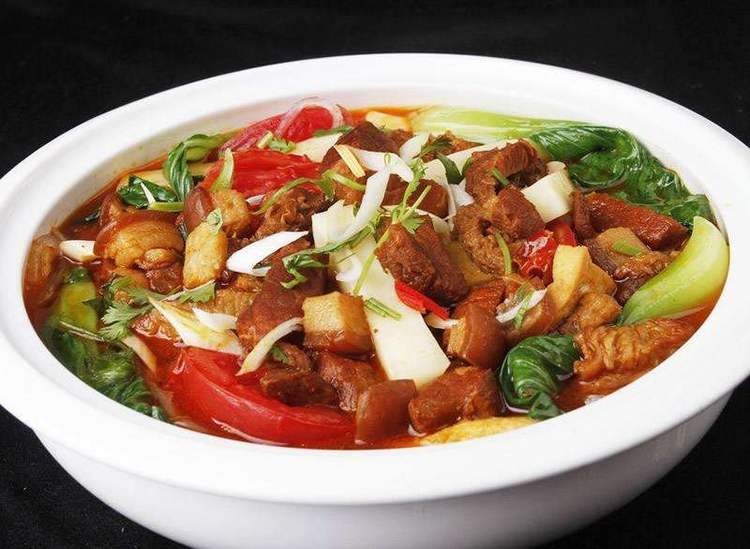 烩菜的家常做法食材:精排或红烧肉,油麦菜,蘑菇,葱姜,豆腐,胡萝卜